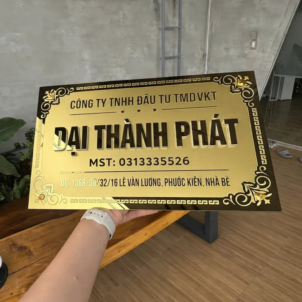 Bảng hiệu inox vàng – viền hoa văn CNC cổ điển 4 cạnh chi tiết bảng hiệu công ty inox vàng viền hoa văn CNC cổ điển 4 cạnh sắc nét