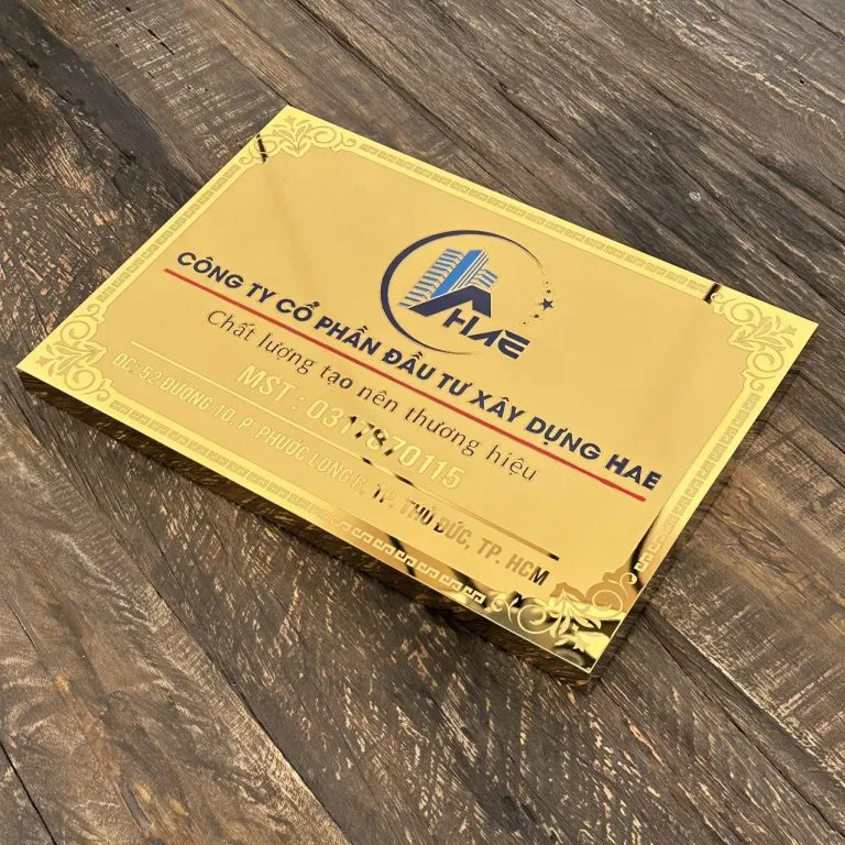 Bảng hiệu inox vàng gương – viền hoa văn CNC 4 cạnh chi tiết bảng hiệu công ty inox vàng gương viền hoa văn khắc CNC 4 cạnh cổ điển chi tiết sắc nét