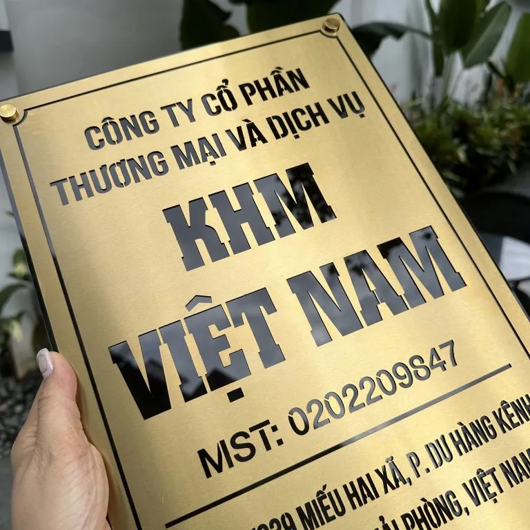 Bảng hiệu inox vàng ăn mòn – góc nghiêng thấy rõ chữ khắc chìm bảng hiệu công ty inox vàng ăn mòn chữ khắc chìm vào kim loại góc nghiêng