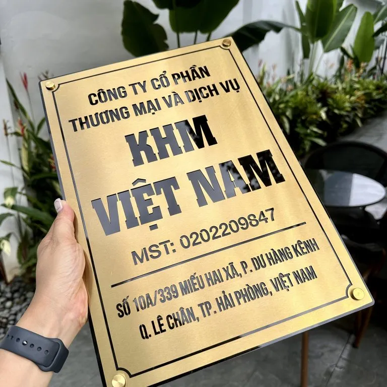 Bảng hiệu inox vàng xước nền đế đen – viền tương phản tinh tế bảng hiệu công ty inox vàng xước nền đế đen tạo viền tương phản
