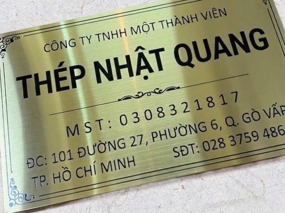 hoa văn cổ điển 4 góc bảng hiệu inox vàng xước ăn mòn kim loại