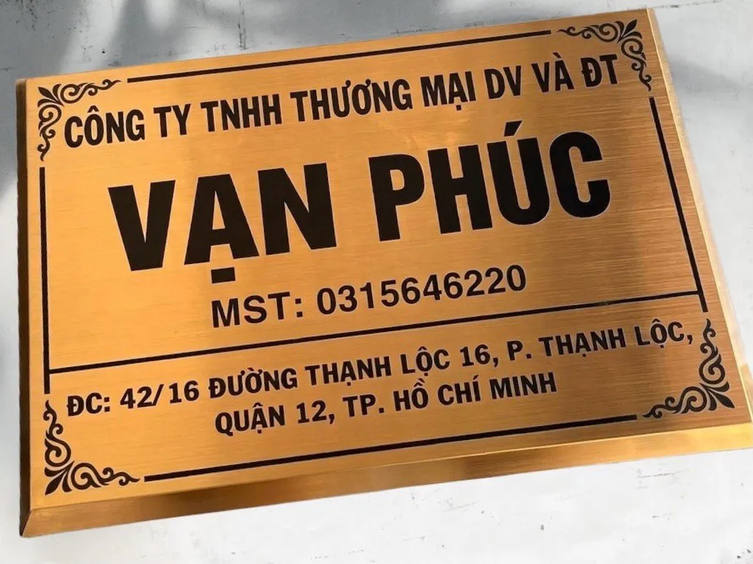 Chữ khắc ăn mòn inox sơn tĩnh điện đen trên bảng hiệu công ty vàng xước