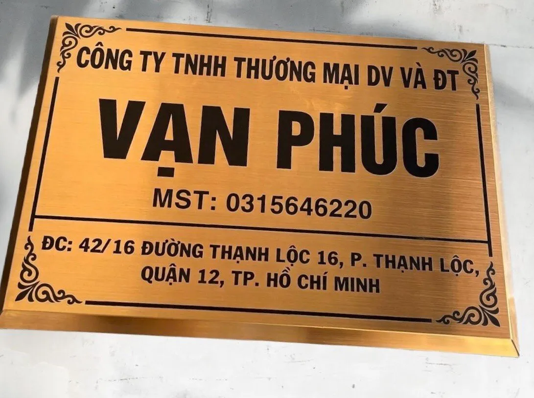 Góc nghiêng bảng hiệu công ty inox 304 vàng xước cạnh vác chéo 45 độ