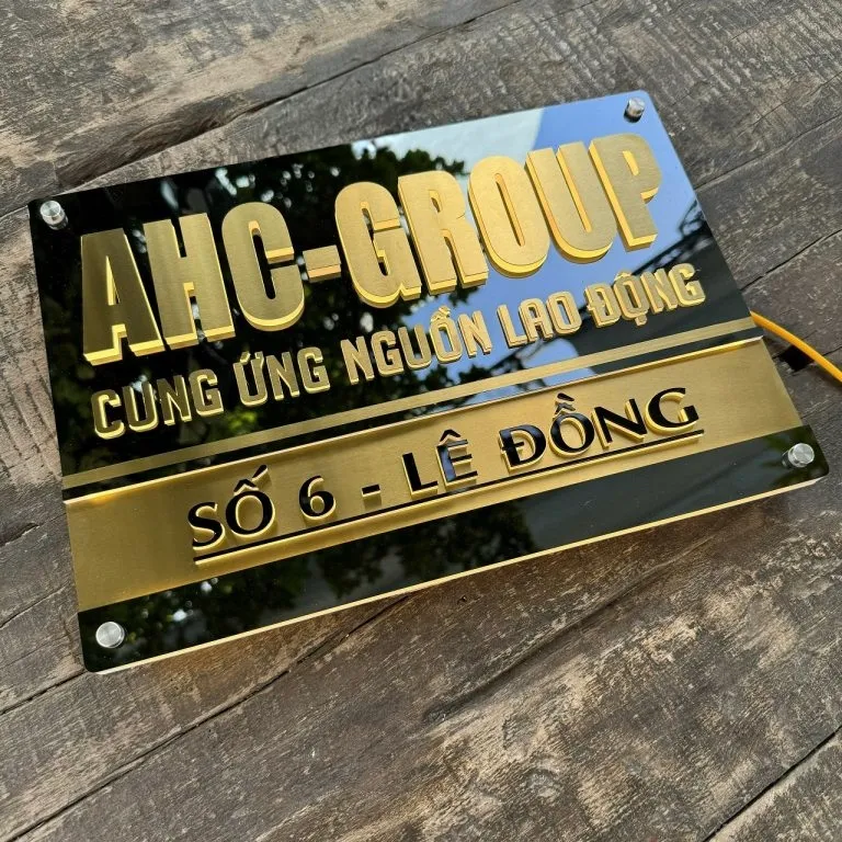 Bảng hiệu công ty inox vàng xước chữ nổi 3D chụp chính diện ban ngày ánh vàng sang trọng