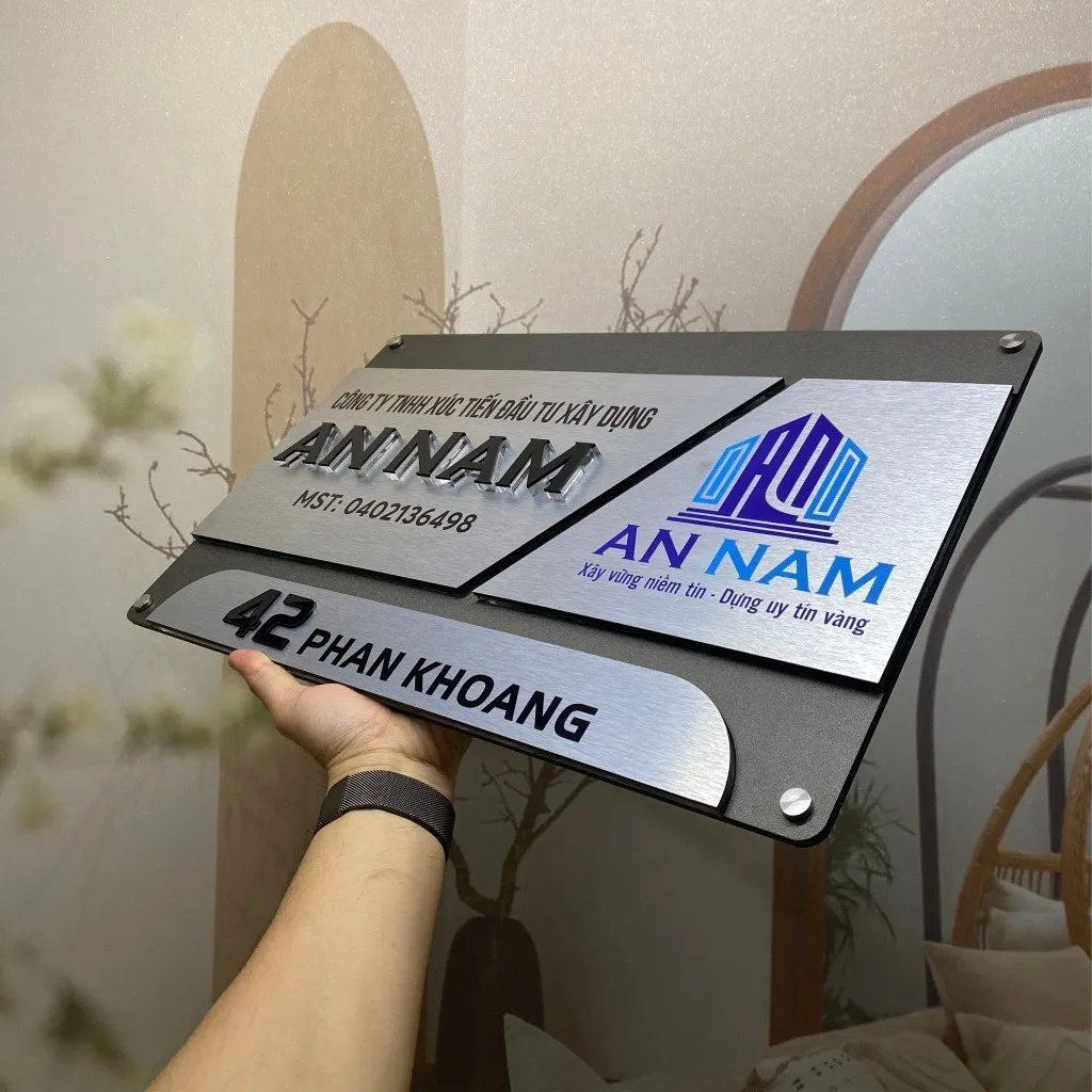 Bảng hiệu công ty TNHH xây dựng inox xám khói bạc xước 3 mảnh ghép chữ nổi 3D đen logo màu xanh