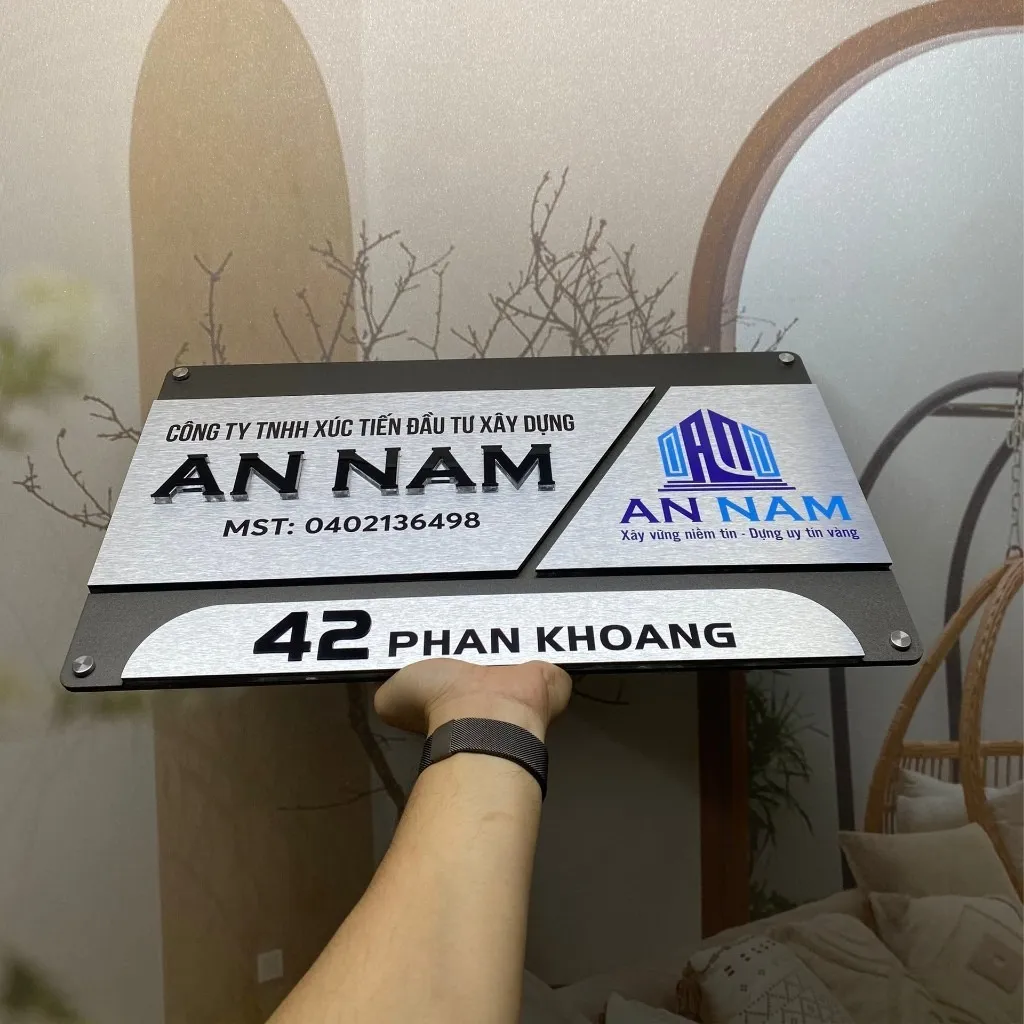 Bảng hiệu công ty inox xám khói bạc 3 mảnh chữ nổi 3D đen logo màu xanh nhìn mặt trước chính diện