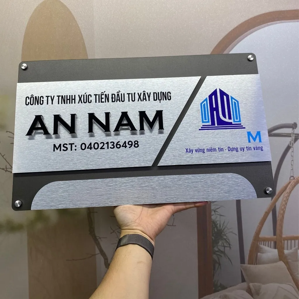 Bảng hiệu công ty inox xám khói bạc xước 3 mảnh chữ nổi 3D đen logo màu toàn cảnh chính diện cầm tay