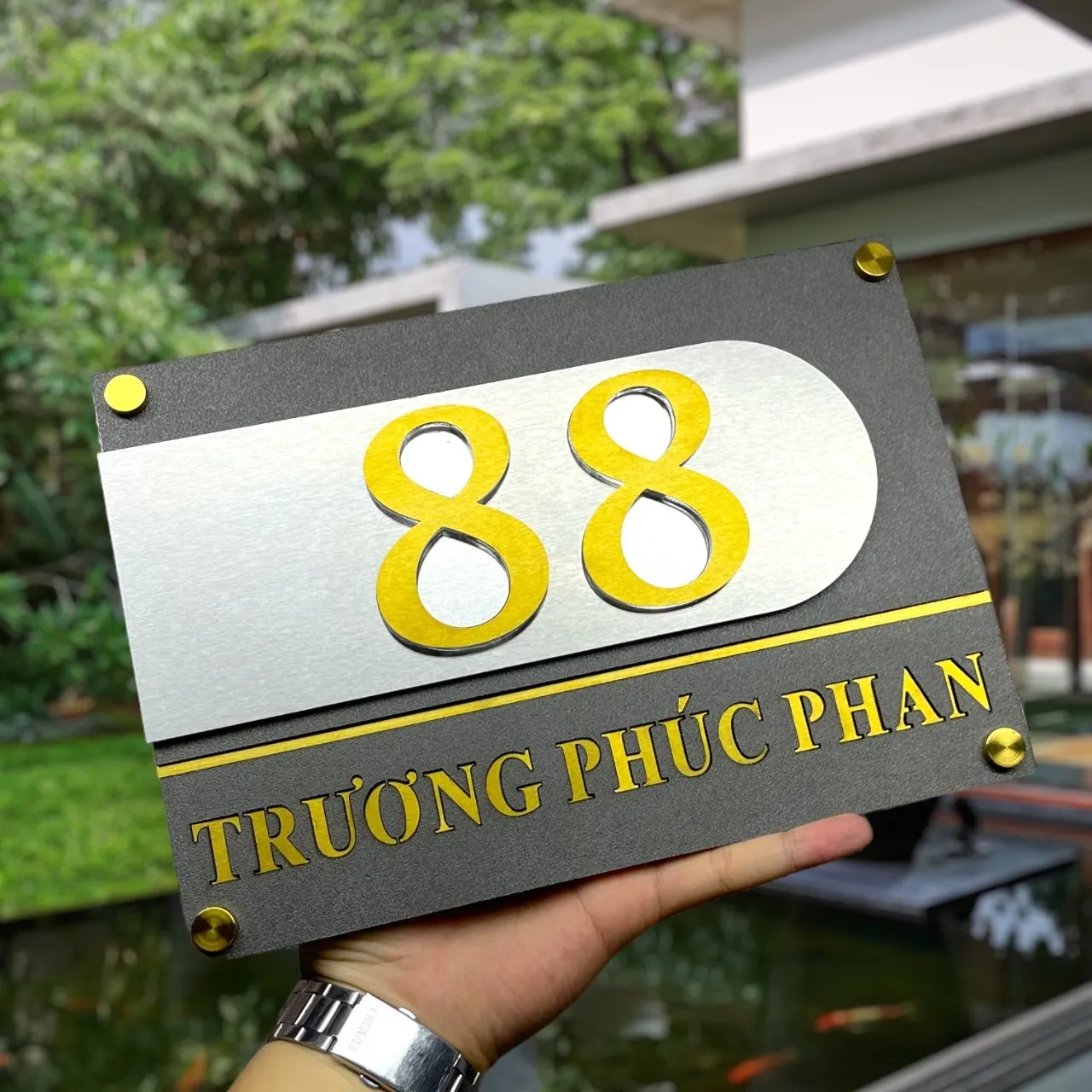 Bảng số nhà inox 2 lớp chữ vàng gương nền xám khói nhìn góc nghiêng rõ kết cấu hai lớp