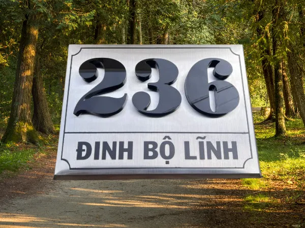 Bảng số nhà inox 304 chữ nổi 3D phối cảnh lắp đặt thực tế tại biệt thự cao cấp