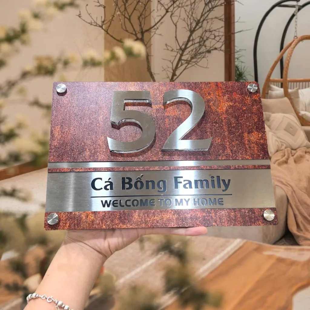 Chi tiết bốn góc đinh tán inox và viền cạnh vuông của bảng số nhà 3D phong cách công nghiệp