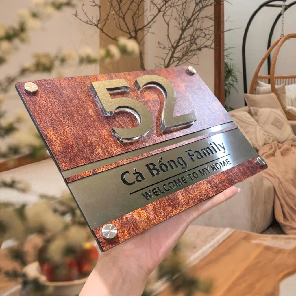 Góc nghiêng 45 độ bảng số nhà inox chữ nổi 3D, thấy rõ độ dày 10mm và cạnh vuông