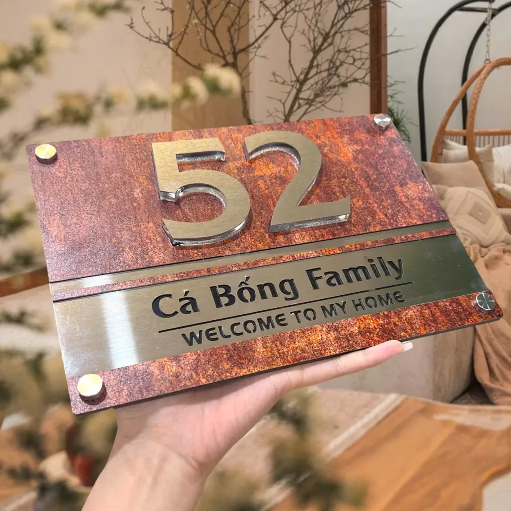 Bảng số nhà inox 3D chữ nổi nền sơn giả đá rỉ sét tông nâu đỏ, thương hiệu Bảng Hiệu Vàng