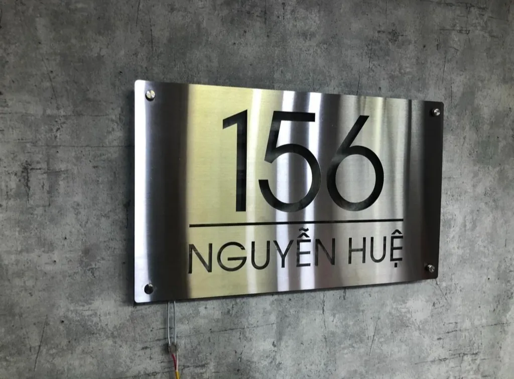 Bảng số nhà inox 304 vân chải hairline cắt CNC laser gắn tường bê tông, nhìn thẳng ban ngày