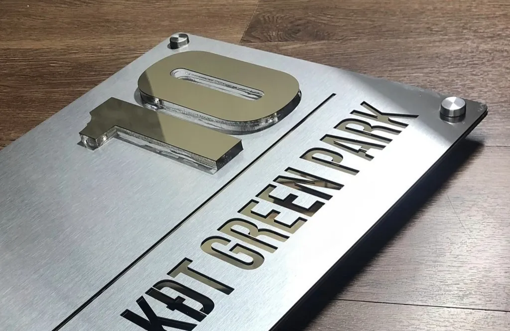 Bảng số nhà inox 3D chữ nổi gương LED viền sáng nhìn góc nghiêng rõ khe sáng halo – Bảng Hiệu Vàng