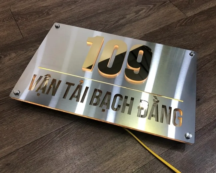 Bảng số nhà inox 3D chữ số vàng gương nổi đèn LED viền sáng nền inox bạc xước cao cấp