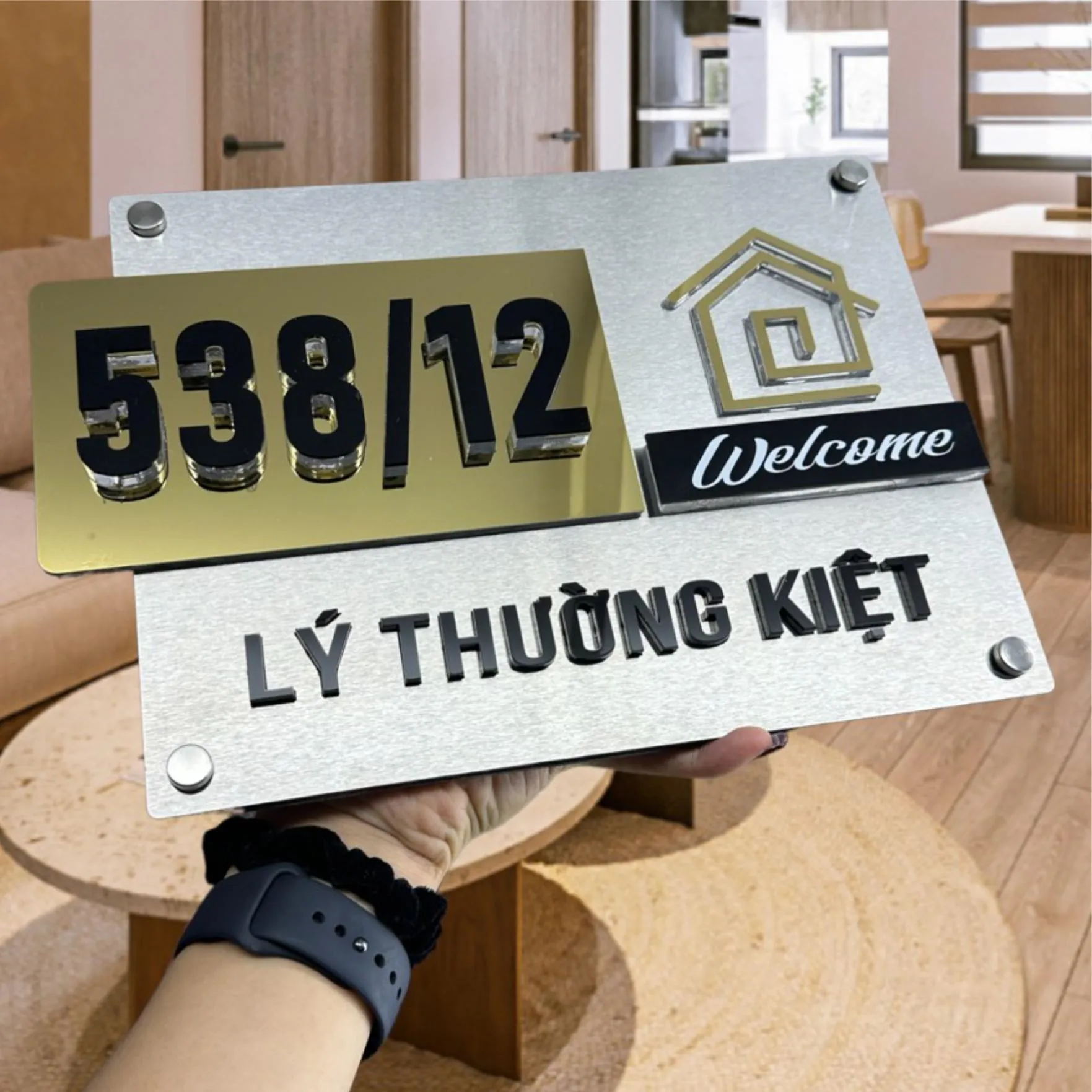 Bảng số nhà inox 3D chữ nổi nhìn góc nghiêng 45 độ – Bảng Hiệu Vàng