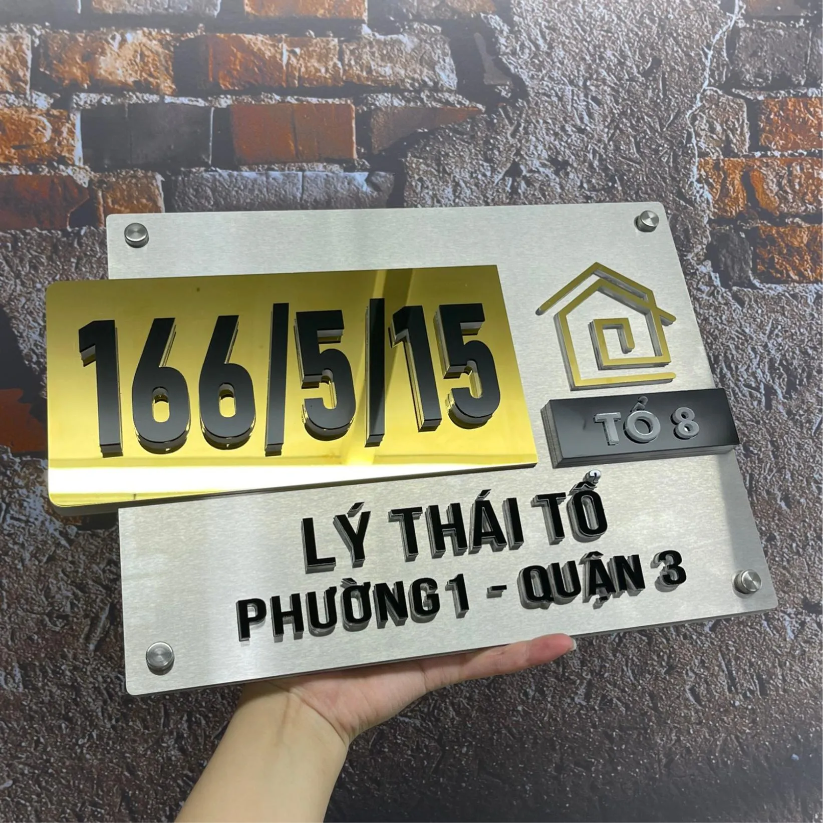 Bảng số nhà inox 3D chữ nổi cao cấp Bảng Hiệu Vàng gắn thực tế ngoài cổng