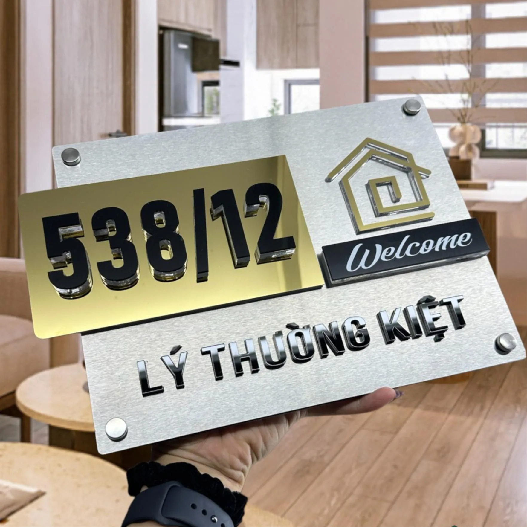 Bảng số nhà inox 3D chữ nổi nền vàng gương họa tiết Welcome cao cấp