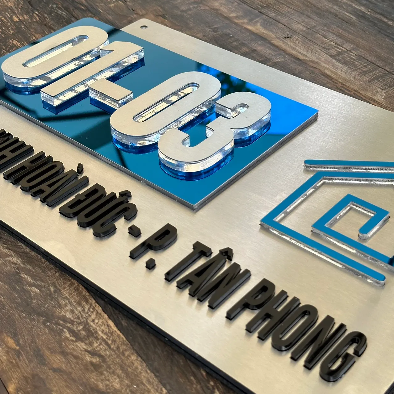 Chi tiết chữ nổi 3D inox 304 trên bảng số nhà xanh gương cao cấp