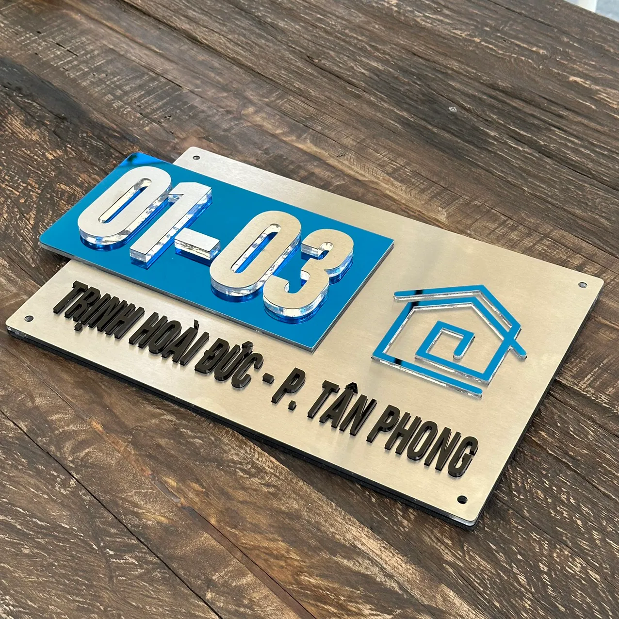 Bảng số nhà inox 3D nền xanh gương nhìn góc nghiêng – Bảng Hiệu Vàng