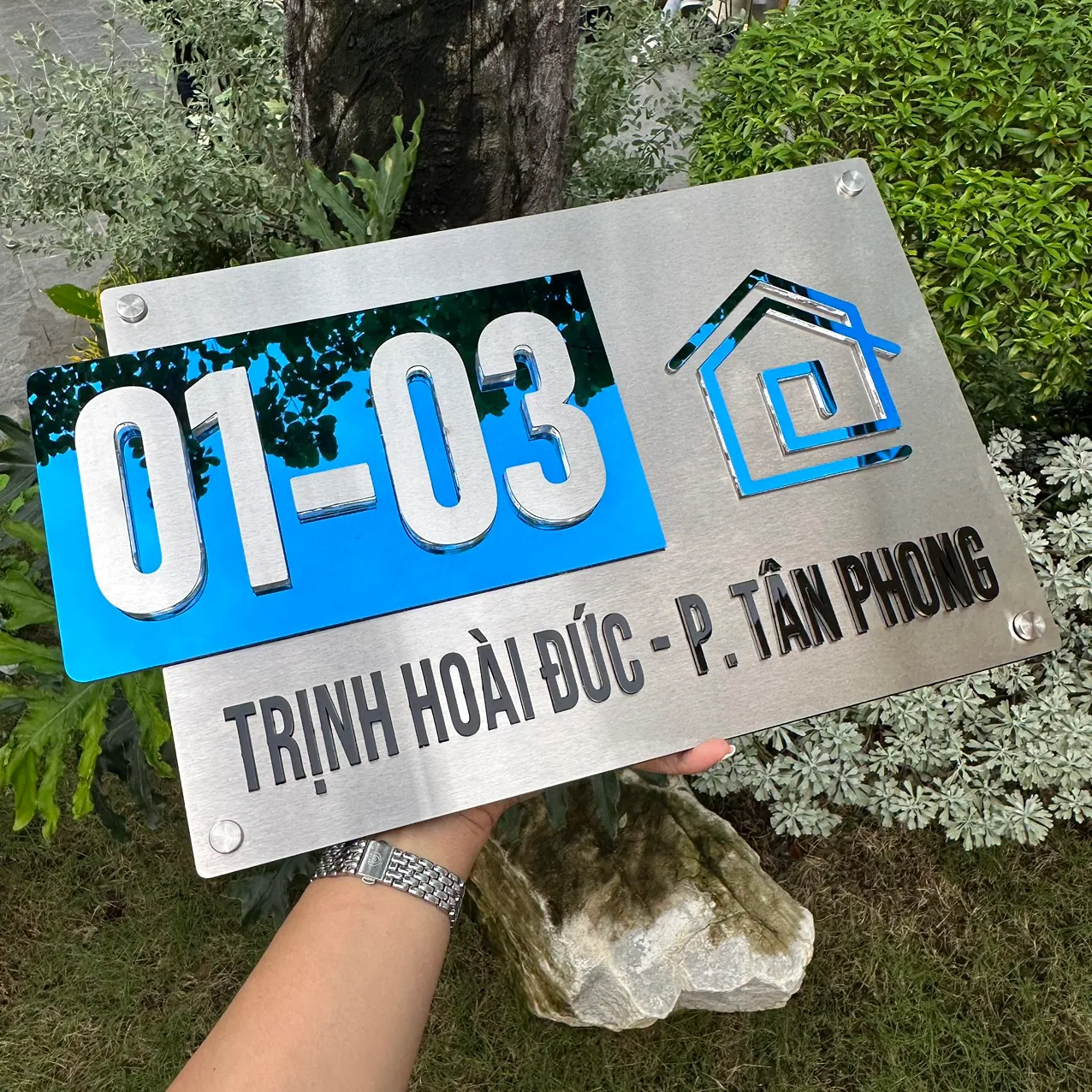 Bảng số nhà inox 3D nền xanh gương Bảng Hiệu Vàng phối cảnh thực tế ngoài trời