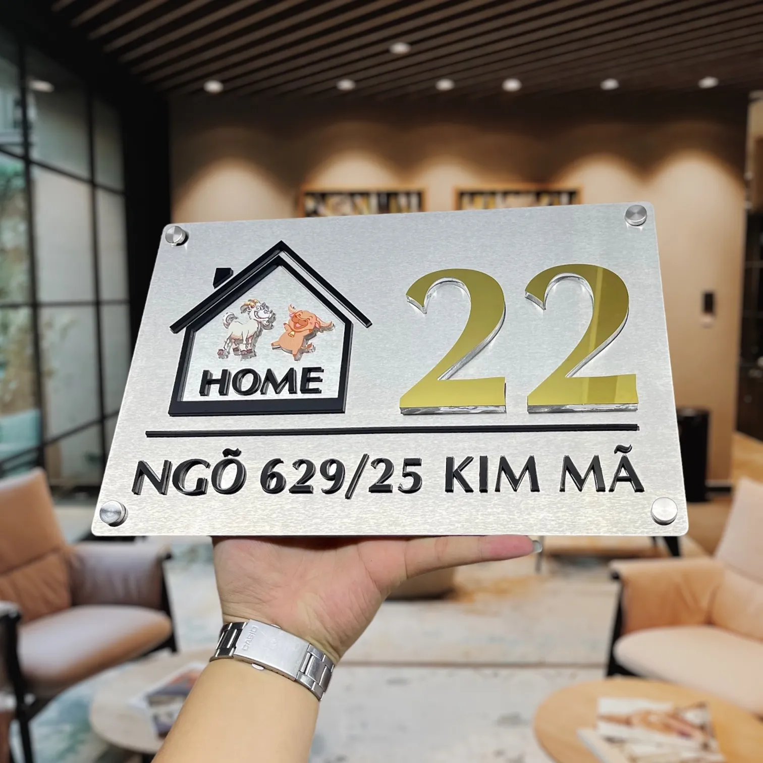 Bảng số nhà inox 3D chữ vàng gương nổi họa tiết ngôi nhà hoạt hình HOME cao cấp