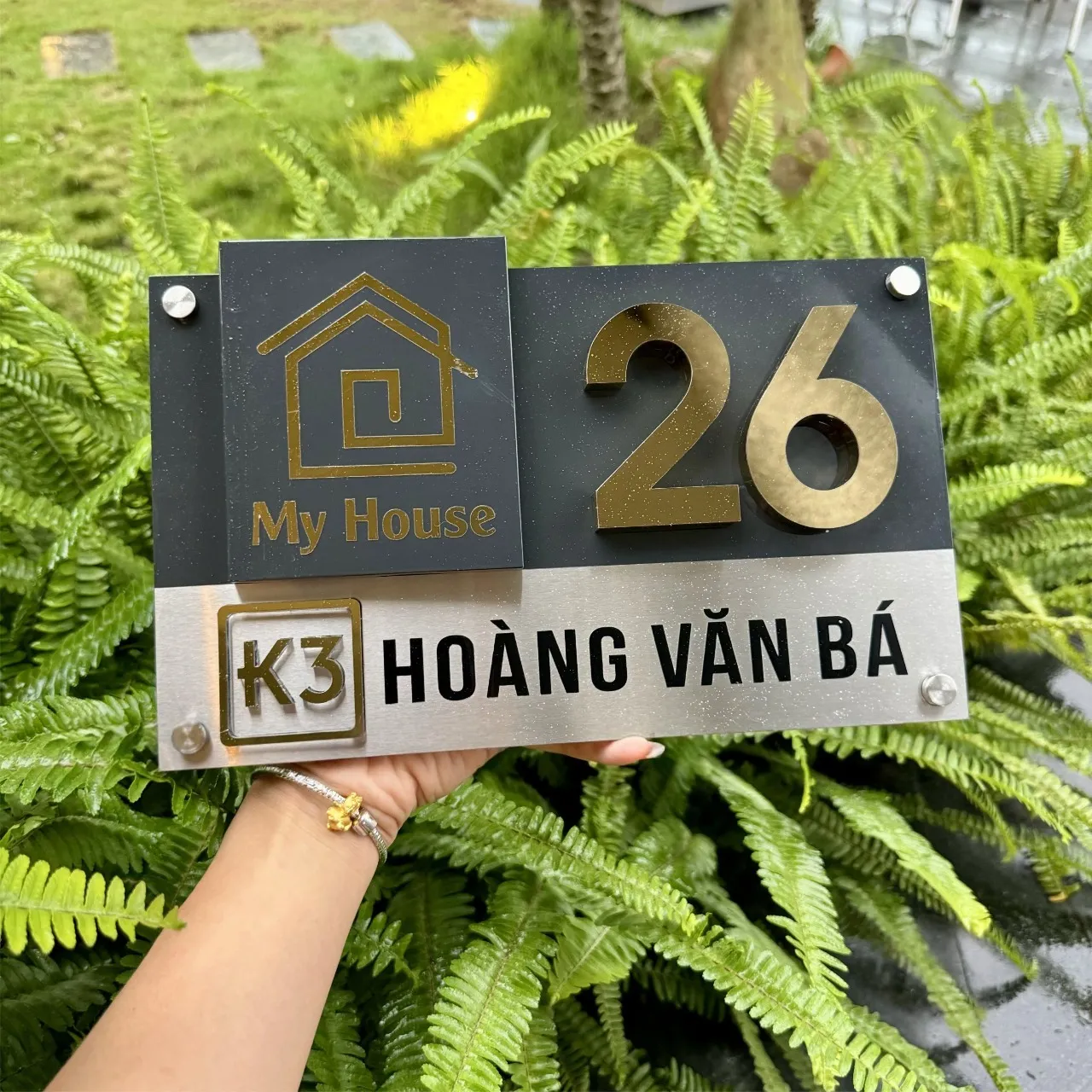 Họa tiết ngôi nhà My House khắc vàng trên nền đen và ô ký hiệu K3 viền vàng – Bảng Hiệu Vàng