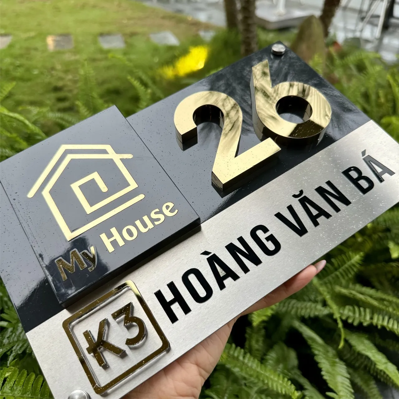 Chi tiết chữ số inox vàng gương 24K nổi 3D trên nền sơn tĩnh điện đen bảng số nhà My House