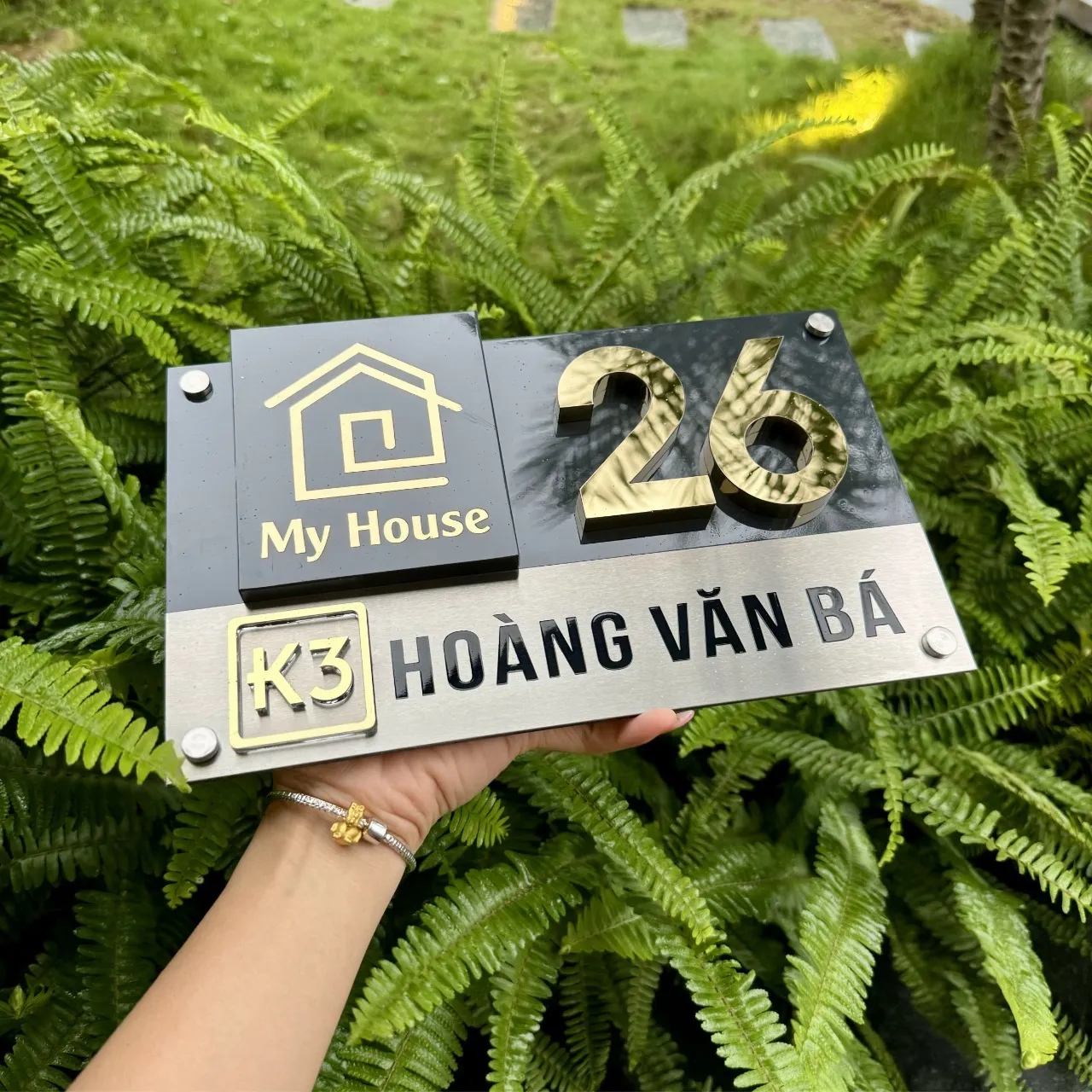 Bảng số nhà inox 3D chữ vàng gương nền đen My House phối cảnh vườn xanh ngoài trời