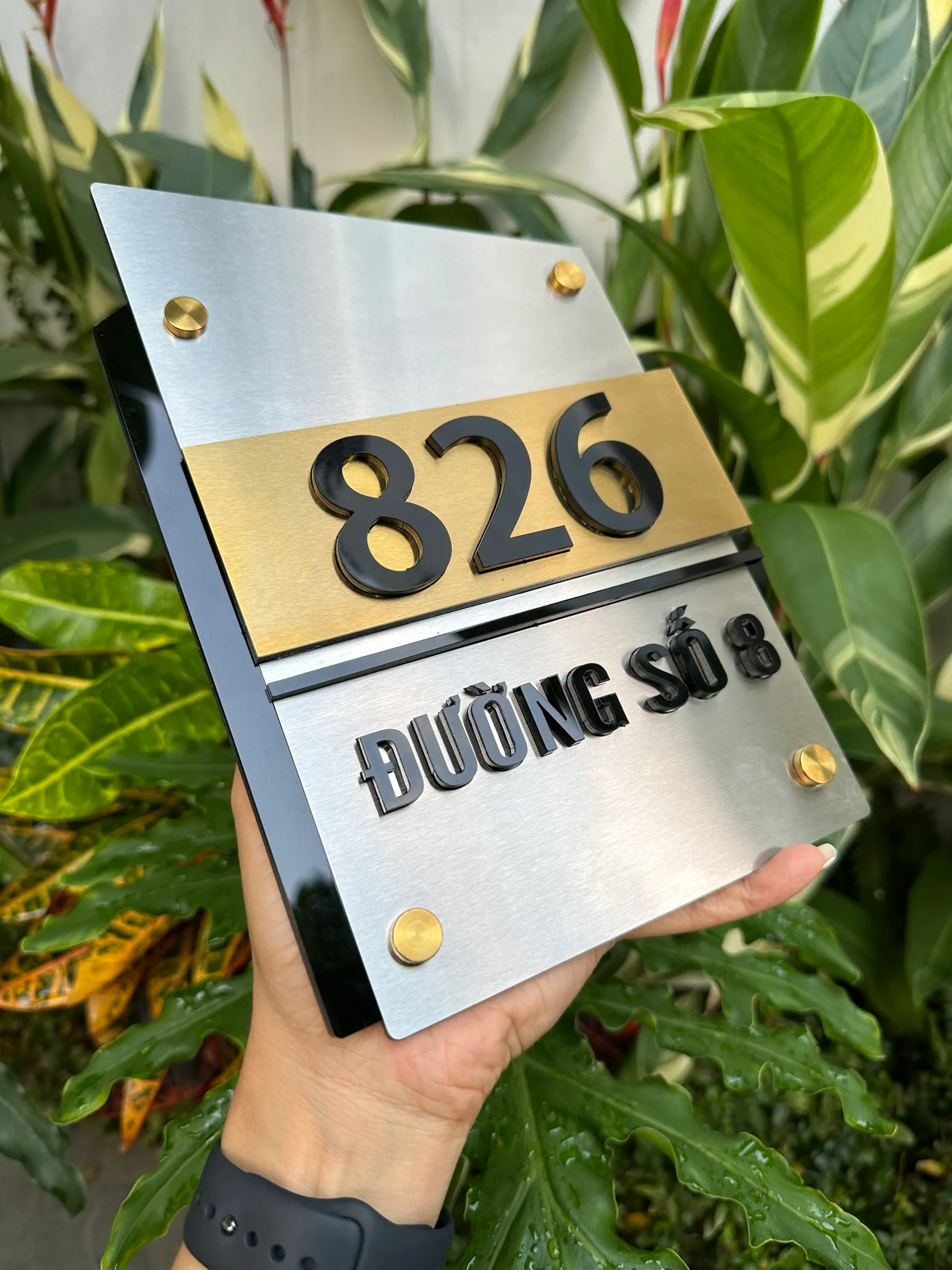 Bảng số nhà inox bạc vàng chữ đen nổi 3D nhìn từ góc nghiêng trái – thấy rõ 3 lớp ghép chồng chiều sâu