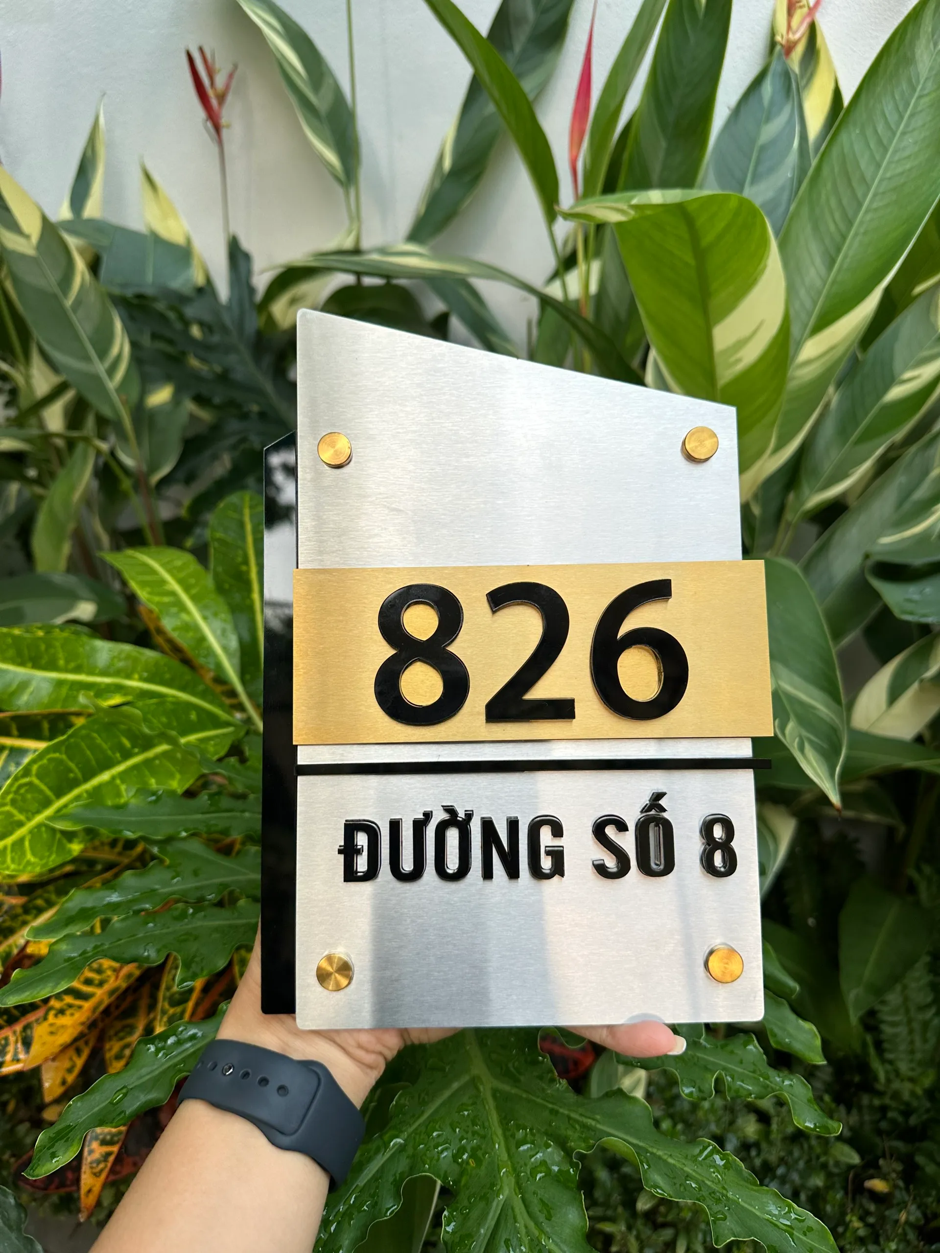 Bảng số nhà inox bạc xước dải vàng ngang chữ đen nổi 3D – mặt trước sản phẩm hoàn chỉnh