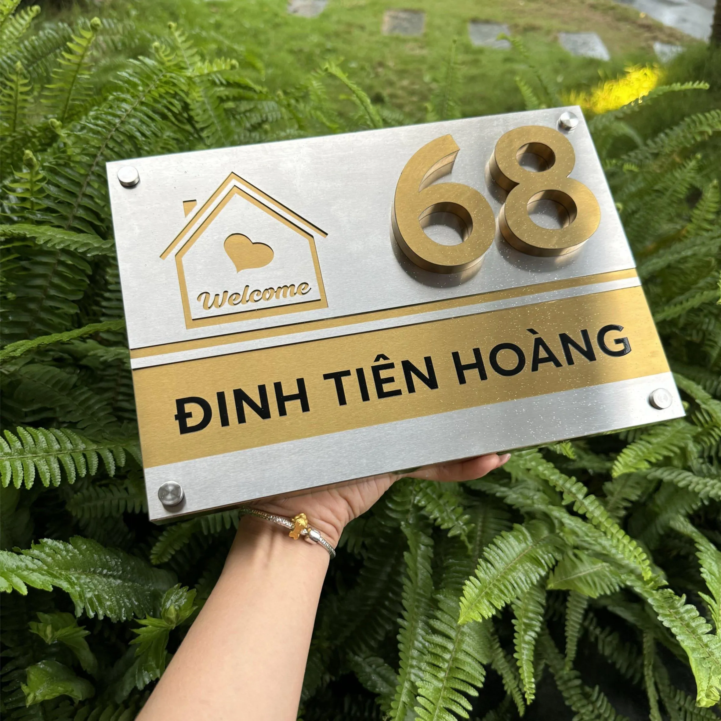 Bảng số nhà inox bạc vàng chụp ngoài trời trong điều kiện ánh sáng tự nhiên – bền bỉ chịu thời tiết nhiệt đới