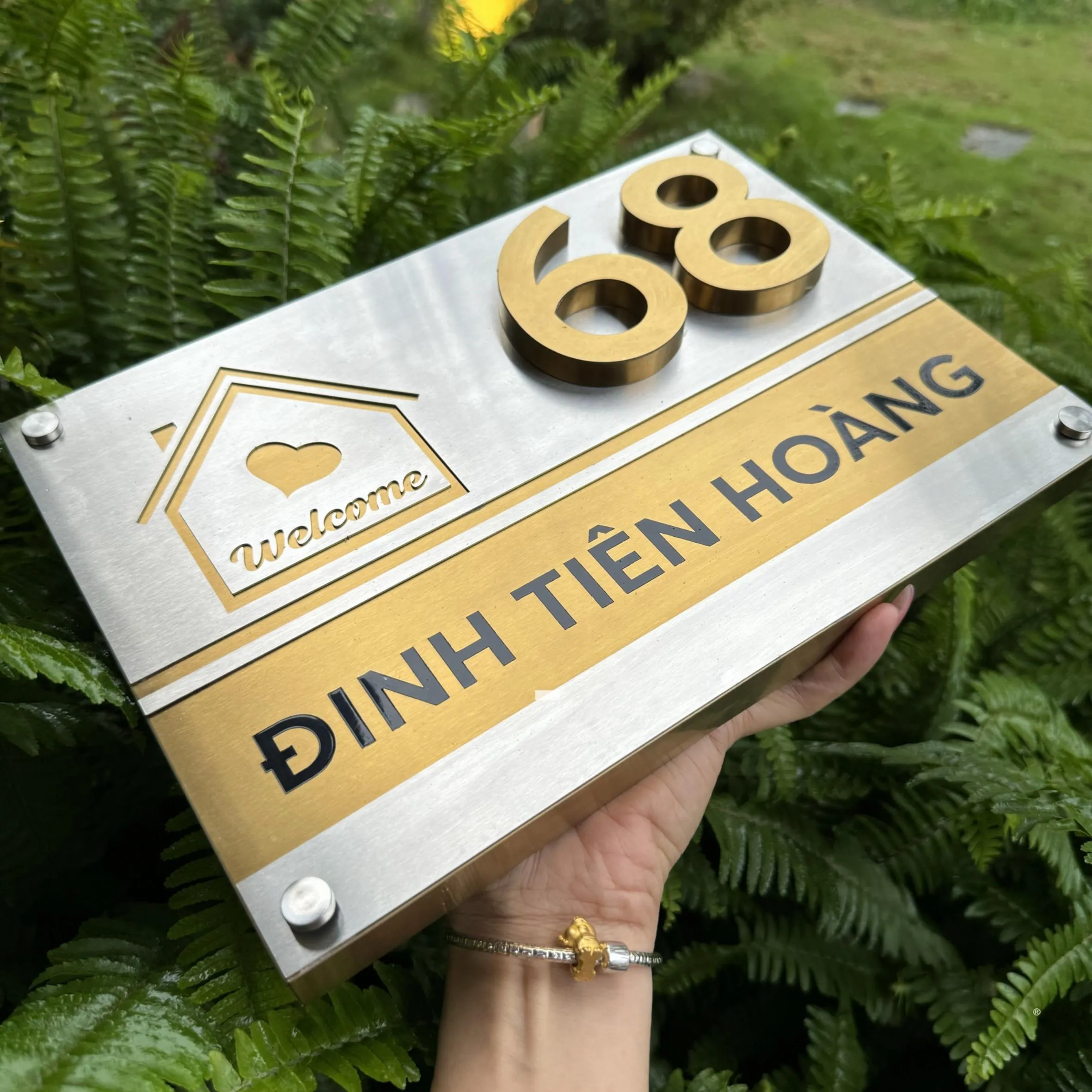 Cận cảnh chữ số nổi 3D inox vàng xước cao 10mm trên bảng số nhà inox hiện đại – chi tiết kỹ thuật sắc nét