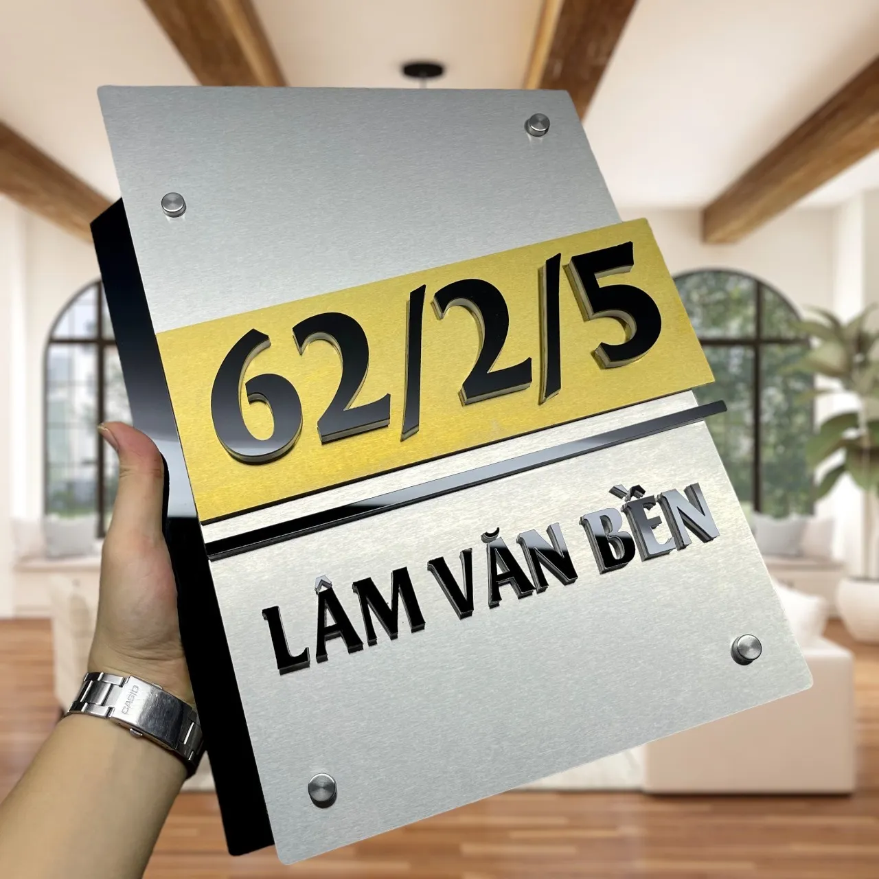 Bảng số nhà inox bạc vàng có đèn LED vàng nhìn ban ngày góc nghiêng – thấy rõ 3 lớp ghép và chữ đen nổi 3D