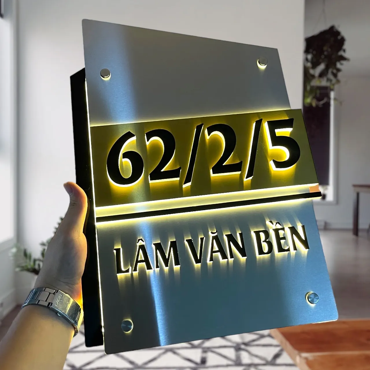 Bảng số nhà inox bạc vàng đèn LED vàng nhìn từ xa góc nghiêng – thấy toàn bộ 3 lớp và ánh vàng tổng thể
