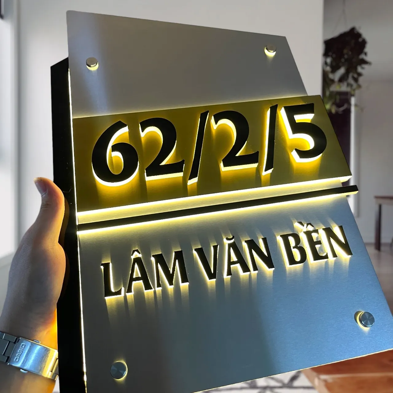 Bảng số nhà inox bạc vàng LED vàng – hào quang ánh vàng sáng chân chữ nổi 3D nhìn từ góc nghiêng gần