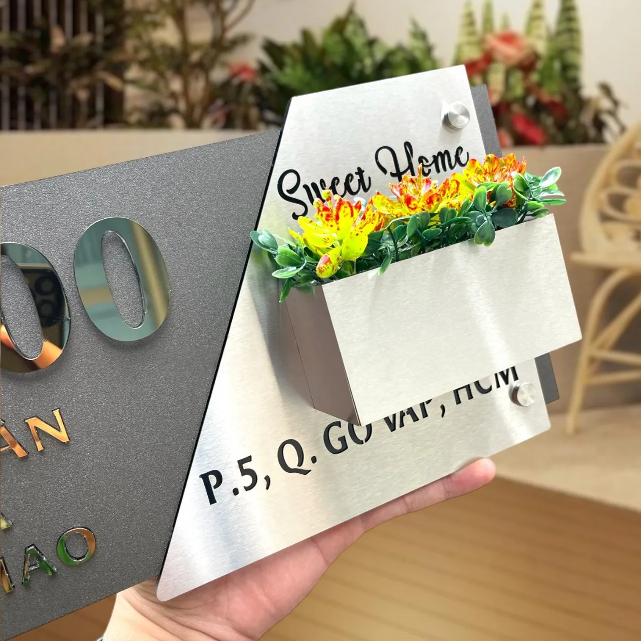 Bảng số nhà inox có chậu cây – cận cảnh hộp trồng cây tích hợp chữ Sweet Home và hoa trang trí