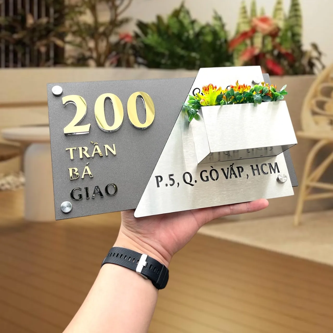 Bảng số nhà inox có chậu cây bộ đôi – góc tổng thể thấy số nhà nhiều chữ số và hộp cây đầy đủ