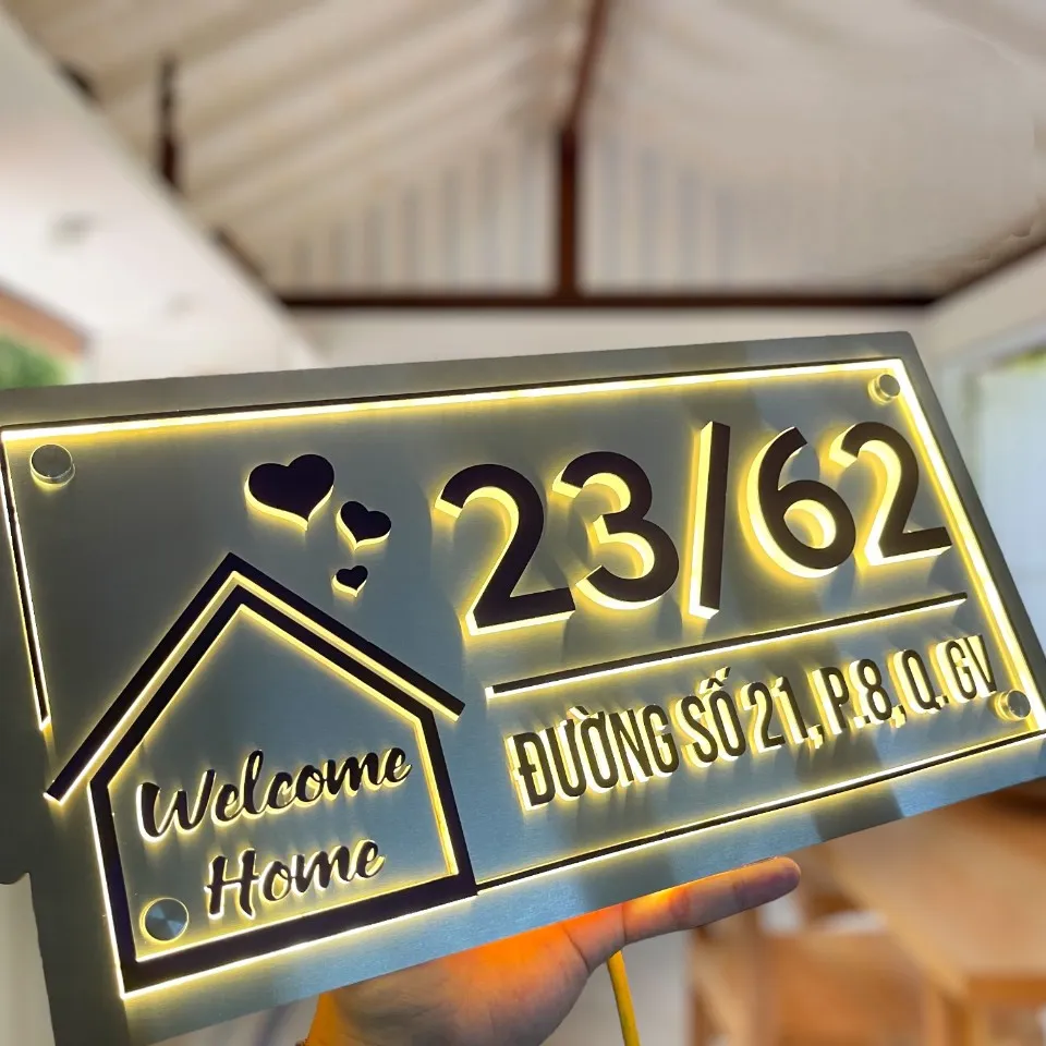 Bảng số nhà inox đèn LED chụp góc nghiêng thể hiện thân bảng dày 20mm chắc chắn và chữ số nổi 3D cao 10mm