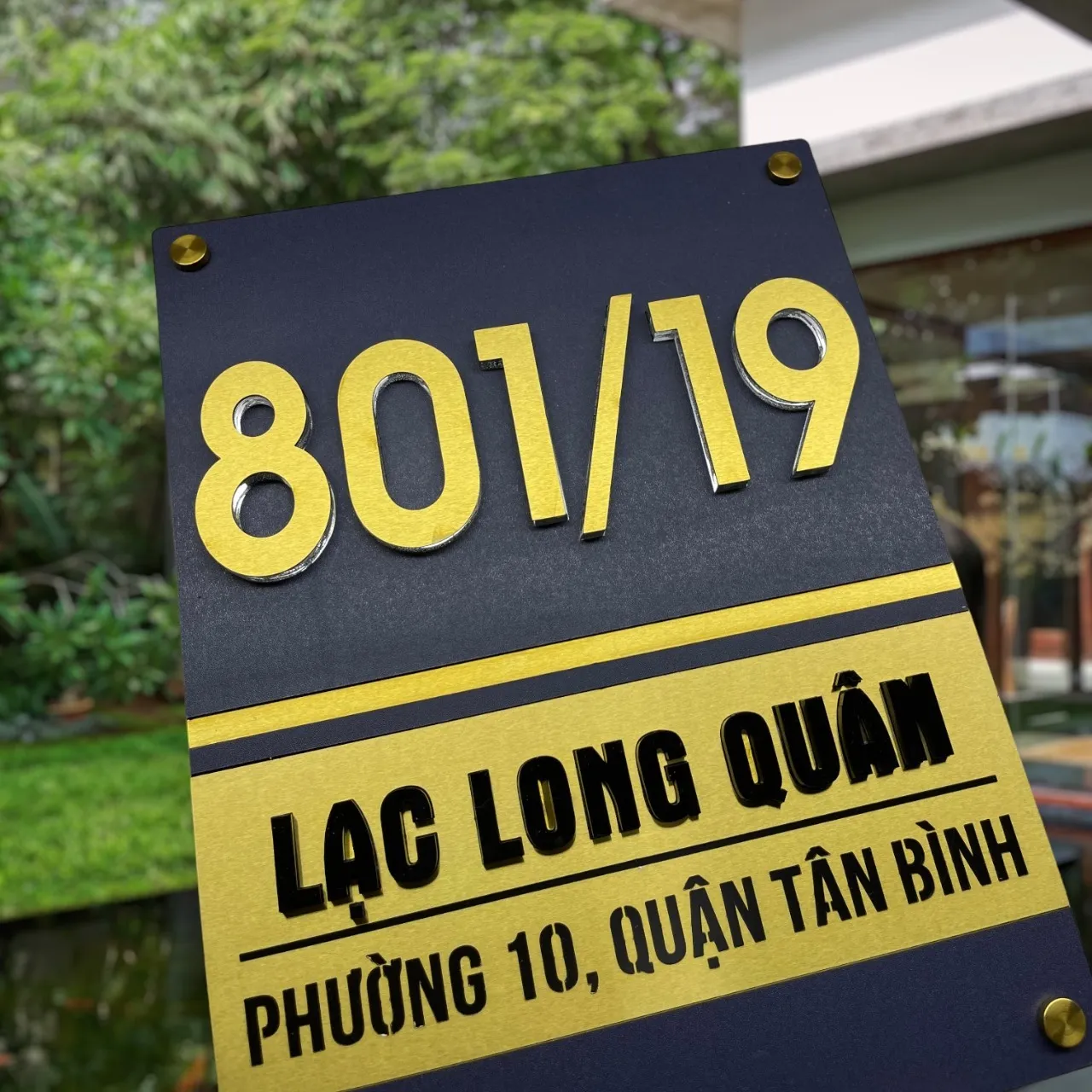 Chi tiết số nhà inox vàng xước nổi 3D và dải inox vàng tên đường địa chỉ – Bảng Hiệu Vàng
