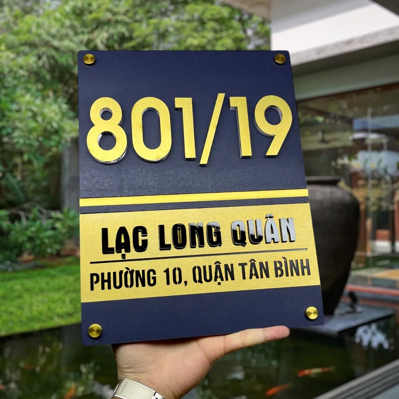 Bảng số nhà inox 3D dọc đen navy chữ vàng nổi nhìn góc nghiêng rõ kết cấu hai lớp nổi