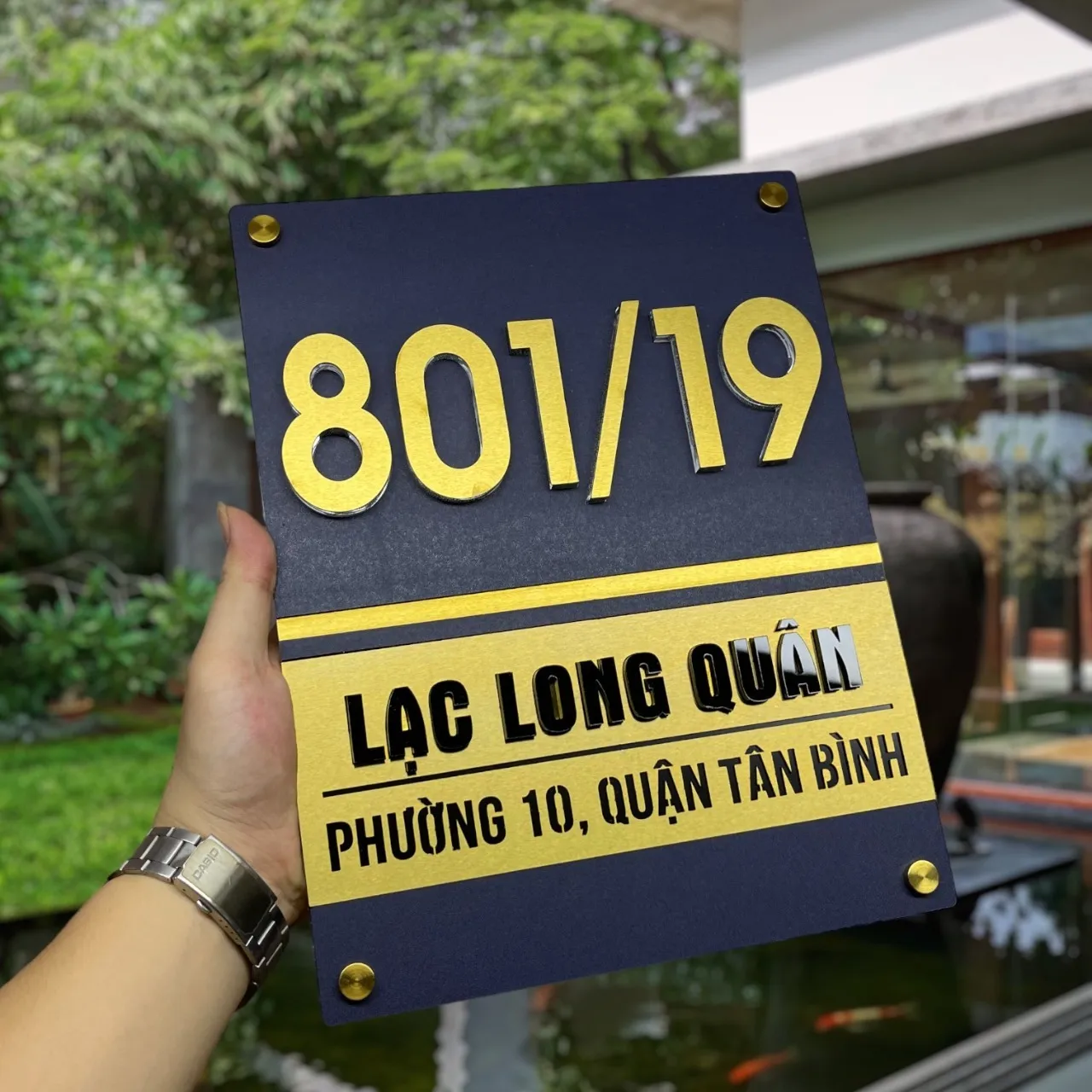 Bảng số nhà inox dọc nền đen chữ vàng nổi 3D mặt trước nghiêng phối cảnh biệt thự Bảng Hiệu Vàng