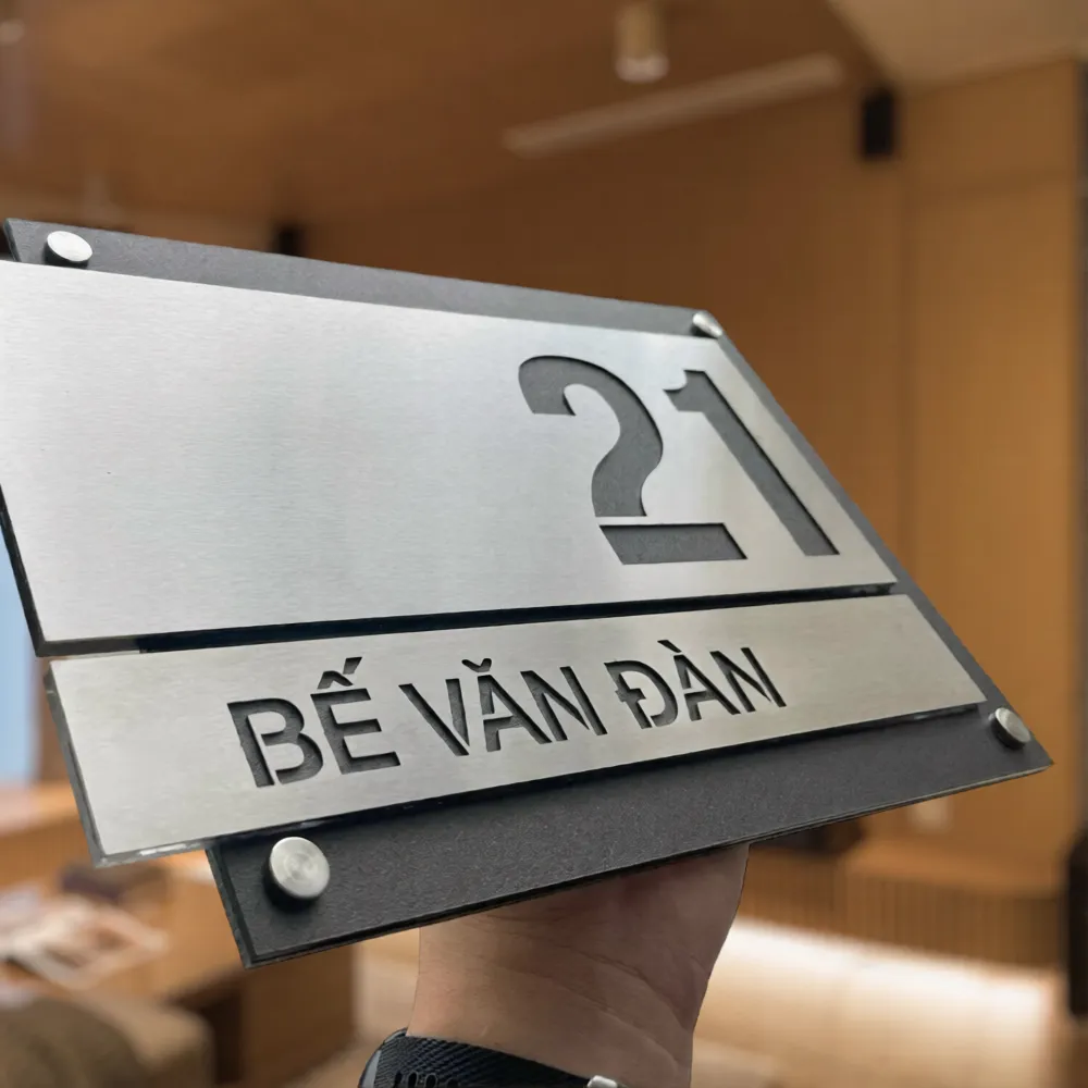 Bảng số nhà inox bạc đen tối giản góc nghiêng sâu – thấy rõ độ dày và kết cấu Bảng số nhà inox 3D bạc đen tối giản nhìn góc nghiêng sâu thấy rõ kết cấu và độ dày tổng thể