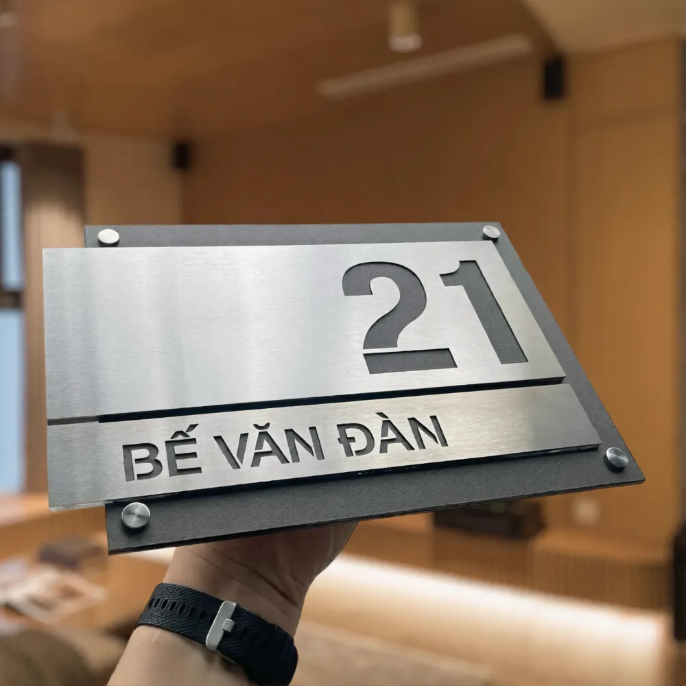 Bảng số nhà inox bạc đen tối giản nhìn góc nghiêng – thấy kết cấu hai tầng Bảng số nhà inox 3D hai tông bạc đen nhìn góc nghiêng rõ khoảng cách hai tầng vật liệu