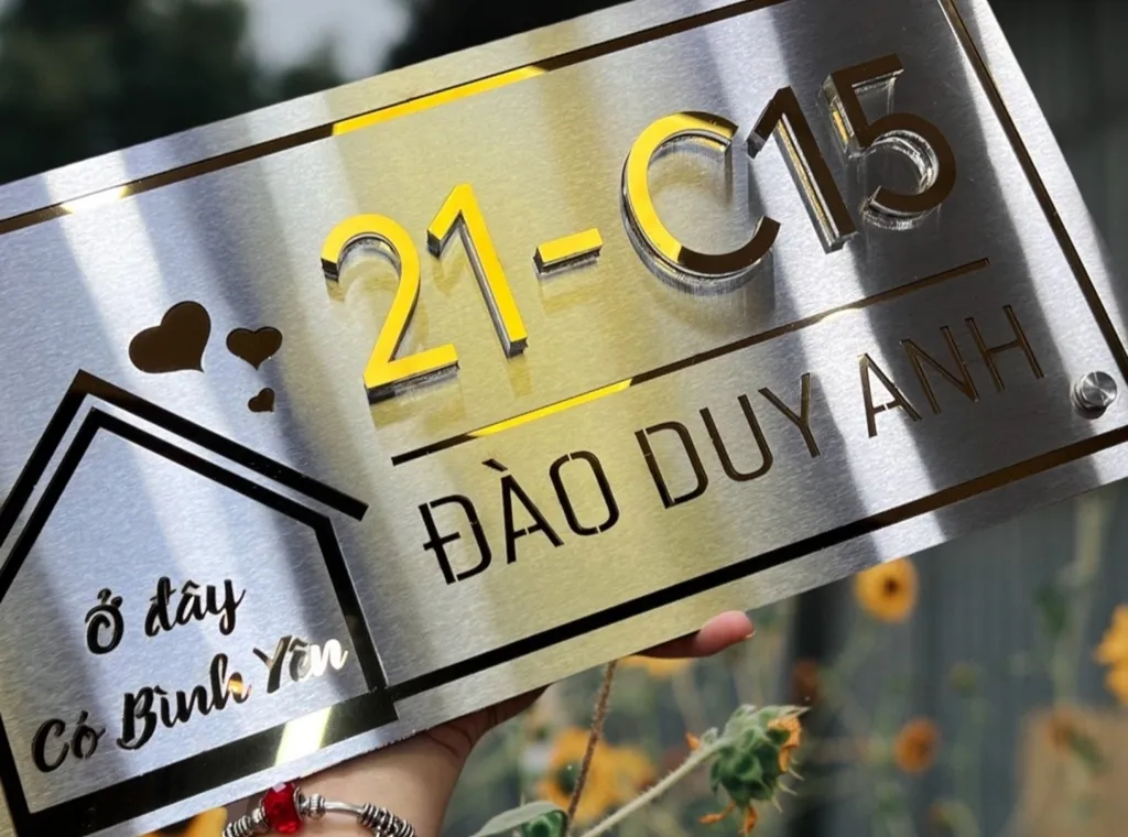 Chi tiết chữ số vàng nổi 3D và tên đường khắc ăn mòn trên bảng số nhà inox Bảng Hiệu Vàng