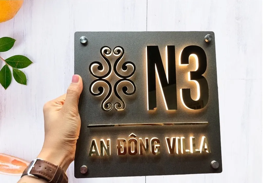 Cầm trên tay bảng số nhà inox 3D chữ gương để thấy kích thước thực tế