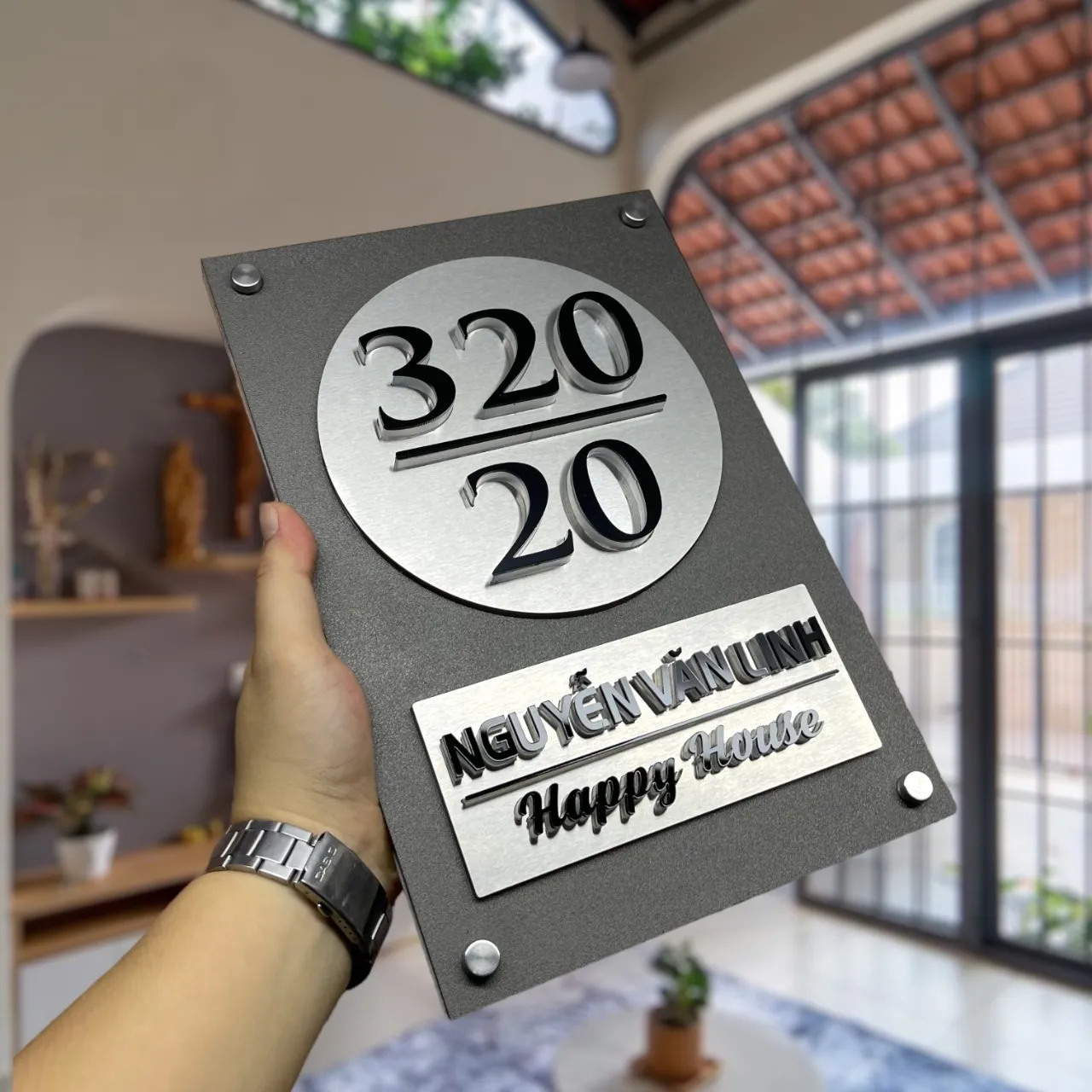 Bảng số nhà inox 3D tấm tròn chữ nổi trên inox hairline góc nghiêng ban ngày ngoài trời