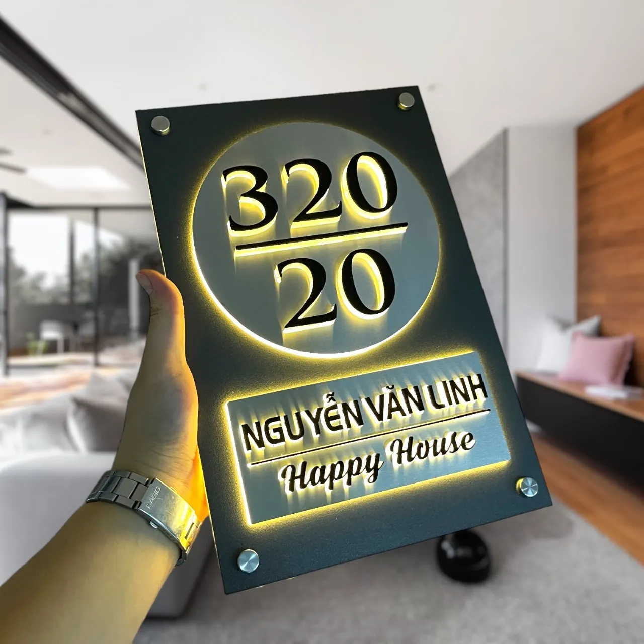 Bảng số nhà inox 3D tấm tròn chữ nổi inox LED halo góc thấp thấy viền sáng vàng