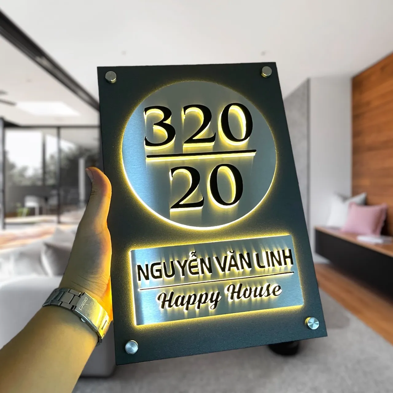 Bảng số nhà inox 3D tấm tròn chữ nổi trên inox hairline LED halo vàng ấm cầm tay nhìn thẳng mặt trước