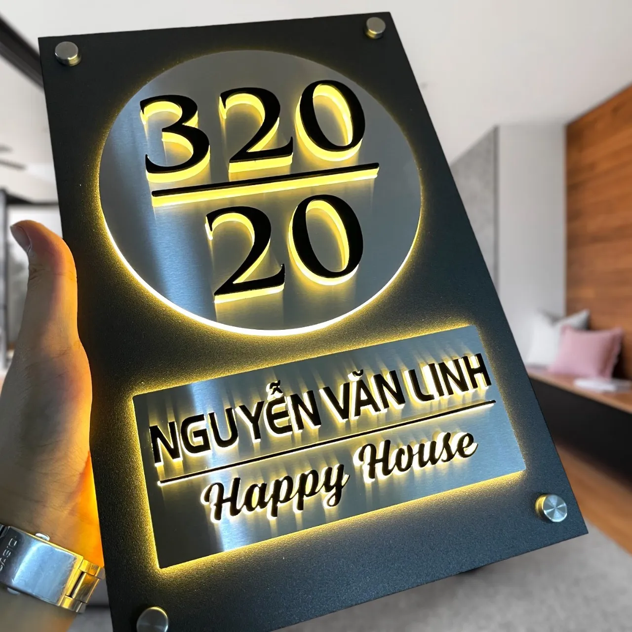Bảng số nhà inox sơn tĩnh điện tấm tròn chữ nổi inox trên mica LED halo vàng ấm cầm tay